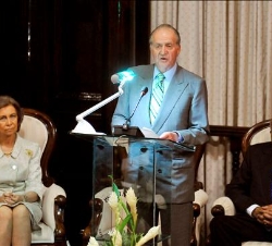 Don Juan Carlos, durante sus palabras en el Parlamento, junto a la Reina y el Presidente Richards
