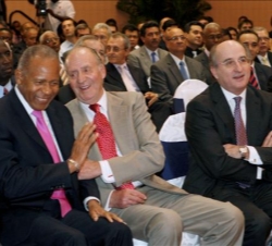 Don Juan Carlos conversa con el primer ministro de Trinidad y Tobago, en presencia del presidente de Repsol
