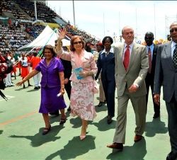 Sus Majestades, con el Presidente de Trinidad y Tobago y su esposa, a su llegada al Estadio Jean Pierre Complex
