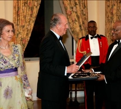 El Gobernador General entrega al Rey una condecoración, en presencia de la Reina