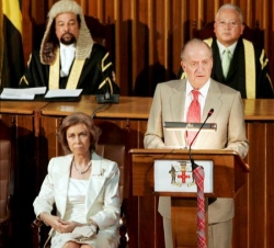 Don Juan Carlos, durante sus palabras en el Parlamento de Jamaica, junto a Doña Sofía