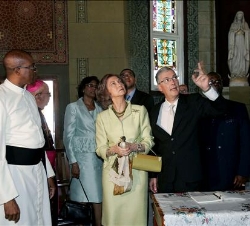 Doña Sofía durante su visita a la catedral de Kingston