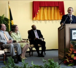 Sus Majestades los Reyes, junto al Gobernador de Jamaica, escuchan el discurso del primer ministro