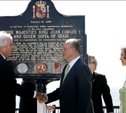 Los Reyes reciben el saludo del alcalde de Pensacola tras descubrir una placa conmemorativa de su visita a la ciudad