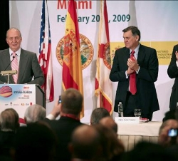 El senador Mel Martínez y el consejero de Seguridad Nacional, James Jones, aplauden a Don Juan Carlos tras sus palabras en el Encuentro Empresarial Es