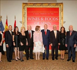 Sus Majestades con algunos de los asistentes a la cena ofrecida por el South Beach Wine and Food Festival