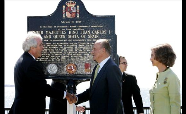 Los Reyes reciben el saludo del alcalde de Pensacola tras descubrir una placa conmemorativa de su visita a la ciudad