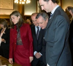 Los Príncipes, con el ministro de Industria, Turismo y Comercio y el embajador de España en EE.UU., durante su visita a la Biblioteca Pública de Nueva