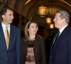 Los Príncipes de Asturias conversan con el ex vicepresidente de Estados Unidos Al Gore, a su llegada a la conferencia España-Estados Unidos. Negocios 