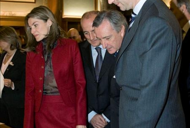 Los Príncipes, con el ministro de Industria, Turismo y Comercio y el embajador de España en EE.UU., durante su visita a la Biblioteca Pública de Nueva