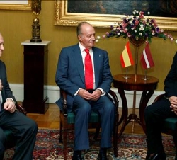 Don Juan Carlos y el Presidente de Letonia, acompañados por el ministro Moratinos, durante la reunión en el Palacio Presidencial en Riga
