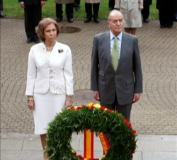 Ofrenda floral en honor de los caídos por Lituania
