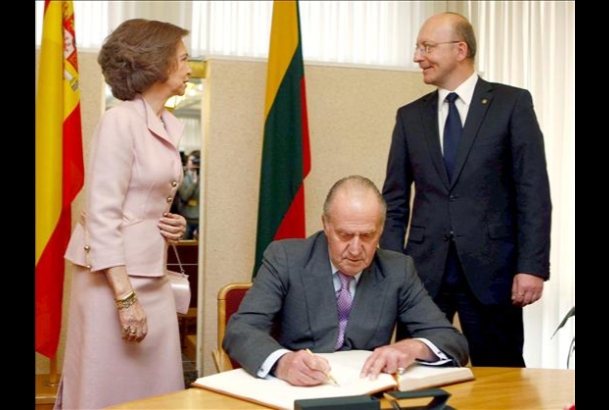 Don Juan Carlos firma en el Libro de Honor del Parlamento de Lituania, en presencia de Doña Sofía y el presidente del Parlamento