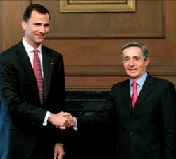 Don Felipe saluda al Presidente colombiano, Álvaro Uribe, en la reunión mantenida en el Palacio de Nariño