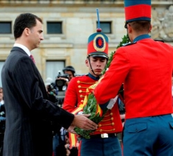 El Príncipe de Asturias durante la ofrenda en el Monumento a Simón Bolívar