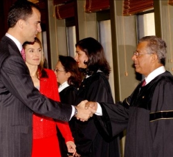 Los Príncipes saludan a los magistrados en su visita a la Corte Suprema de Justicia