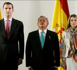 Don Felipe y Doña Letizia junto al presidente del Senado colombiano, Hernán Andrade, durante el encuentro con los senadores de Colombia, en el Capitol