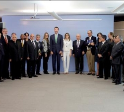 Sus Altezas Reales, con los miembros de las Comisiones Nacional y de Honor del Bicentenario de las Independencias Iberoamericanas