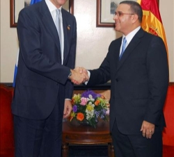 Don Felipe saluda al Presidente electo de El Salvador, Mauricio Funes, durante su encuentro
