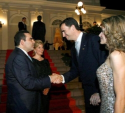 Los Príncipes de Asturias saludan al Presidente saliente de El Salvador, Elias Antonio Saca, y a su esposa, antes de la cena ofrecida en honor de los 