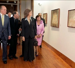 Los Reyes, durante su recorrido por la exposición, acompañados por el pintor Cristino de Vera