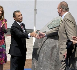 Don Juan Carlos recibe el saludo del presidente de Canarias tras descubrir un monolito conmemorativo, en presencia de la Reina y la ministra de Cienci