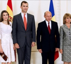 Don Felipe y Doña Letizia, con el Presidente Basescu y su esposa, a su llegada al Palacio Cotroceni