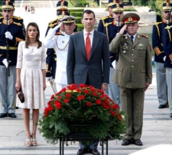 Sus Altezas Reales, durante la ofrenda floral ante la tumba del Soldado Desconocido