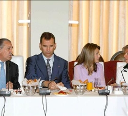 Don Felipe y Doña Letizia, con los secretarios de Estado de Comercio y para la Unión Europea, Silvia Iranzo y Diego López Garrido, respectivamente, en