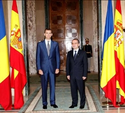 Don Felipe y el primer ministro de Rumanía, Emil Boc