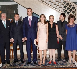 Sus Altezas Reales, con una representación de la sociedad civil rumana, antes de la cena en la Residencia de la Embajada de España