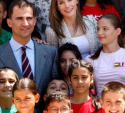 Sus Altezas Reales, con los niños del Centro San Marcelino Champagnat de los Hermanos Maristas en Bucarest