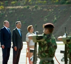 Los Reyes y el Presidente de la República Portuguesa y su esposa, durante el recibimiento oficial