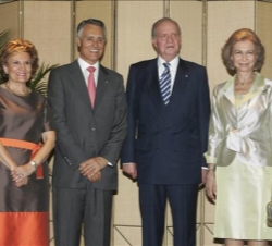 Don Juan Carlos y Doña Sofía, con el Presidente Cavaco Silva y su esposa, antes de la cena