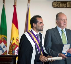 El Rey, con el presidente de la Cámara Municipal de Funchal, tras recibir el Diploma de Honor y la Medalla de Oro de la ciudad