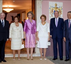 Los Reyes, el Presidente de la República Portuguesa, su esposa y el presidente del Gobierno de la Región Autónoma de Madeira y su esposa, momentos ant