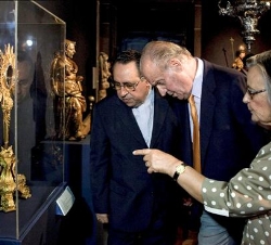 El Rey observa una de las piezas expuestas en el Museo de Arte Sacro de Madeira