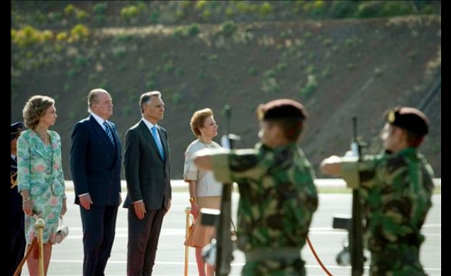 Los Reyes y el Presidente de la República Portuguesa y su esposa, durante el recibimiento oficial