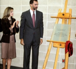Los Príncipes, tras descubrir una placa conmemorativa de la inauguración del Pabellón Plácido Arango del Instituto Cervantes de Albuquerque