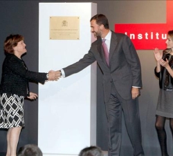 El Príncipe, en presencia de Doña Letizia, recibe el saludo de la directora del Instituto Cervantes, en la inauguración de la sede de Chicago