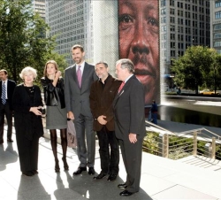 Sus Altezas Reales, con el alcalde de Chicago, su esposa, y el escultor Jaume Plensa, en Millennium Park