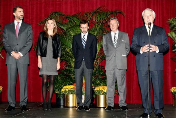 Los Príncipes, acompañados por el embajador de España, Jorge Dezcallar, el cónsul general en Chicago, Javier Rupérez, y el secretario de Estado de Asu