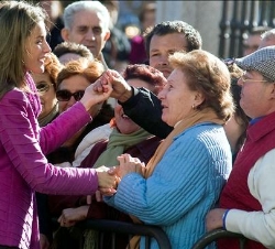 Doña Letizia saluda a los asitentes durante su visita al Castillo de Zamora