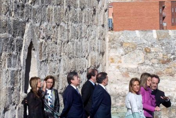 Doña Letizia, acompañada de la alcaldesa de Zamora, Rosa Valdeón, y del arquitecto del Castillo, Paco Somoza, y otras autoridades, durante su visita a