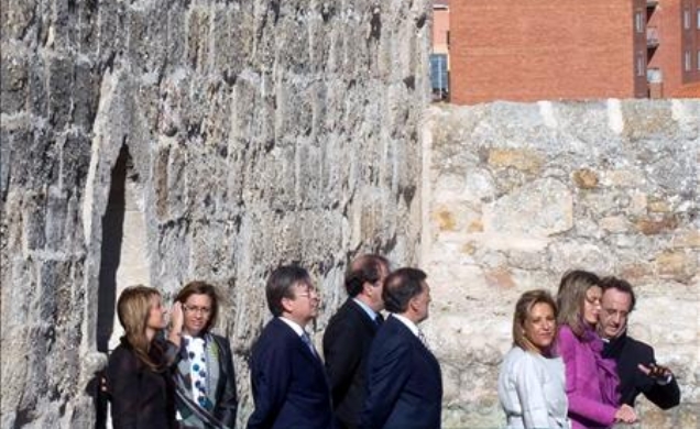 Doña Letizia, acompañada de la alcaldesa de Zamora, Rosa Valdeón, y del arquitecto del Castillo, Paco Somoza, y otras autoridades, durante su visita a