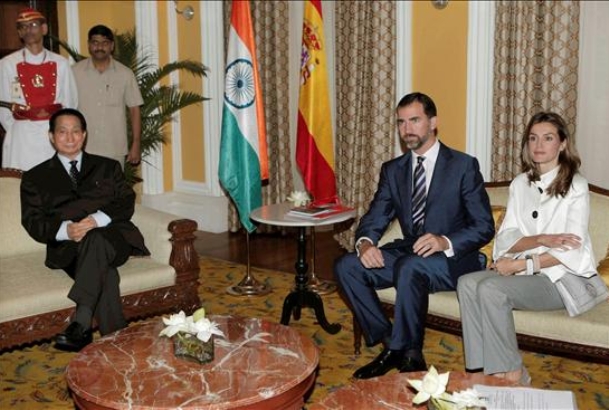 Los Príncipes, con el gobernador del Estado de Maharastra, Sanayangba Chubatoshi Jamir