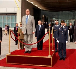 Don Juan Carlos, durante la despedida oficial en el Aeropuerto de Barajas
