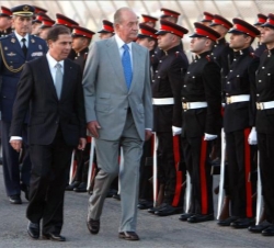 El Rey y el Presidente de la República de Malta pasan revista a las tropas que rendían honores a la llegada de Don Juan Carlos a Malta