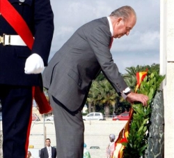 Don Juan Carlos durante la ofrenda floral en el War Memorial