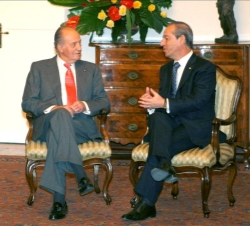 Su Majestad el Rey conversa con el primer primer ministro maltés, Lawrence Gonzi, durante el encuentro que ambos mantuvieron
